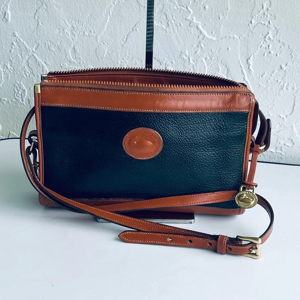 VINTAGE DOONEY & BOURKE BLACK TAN CLUTCH CROSSBODY BAG ADJUSTABLE STRAP - Picture 2 of 16